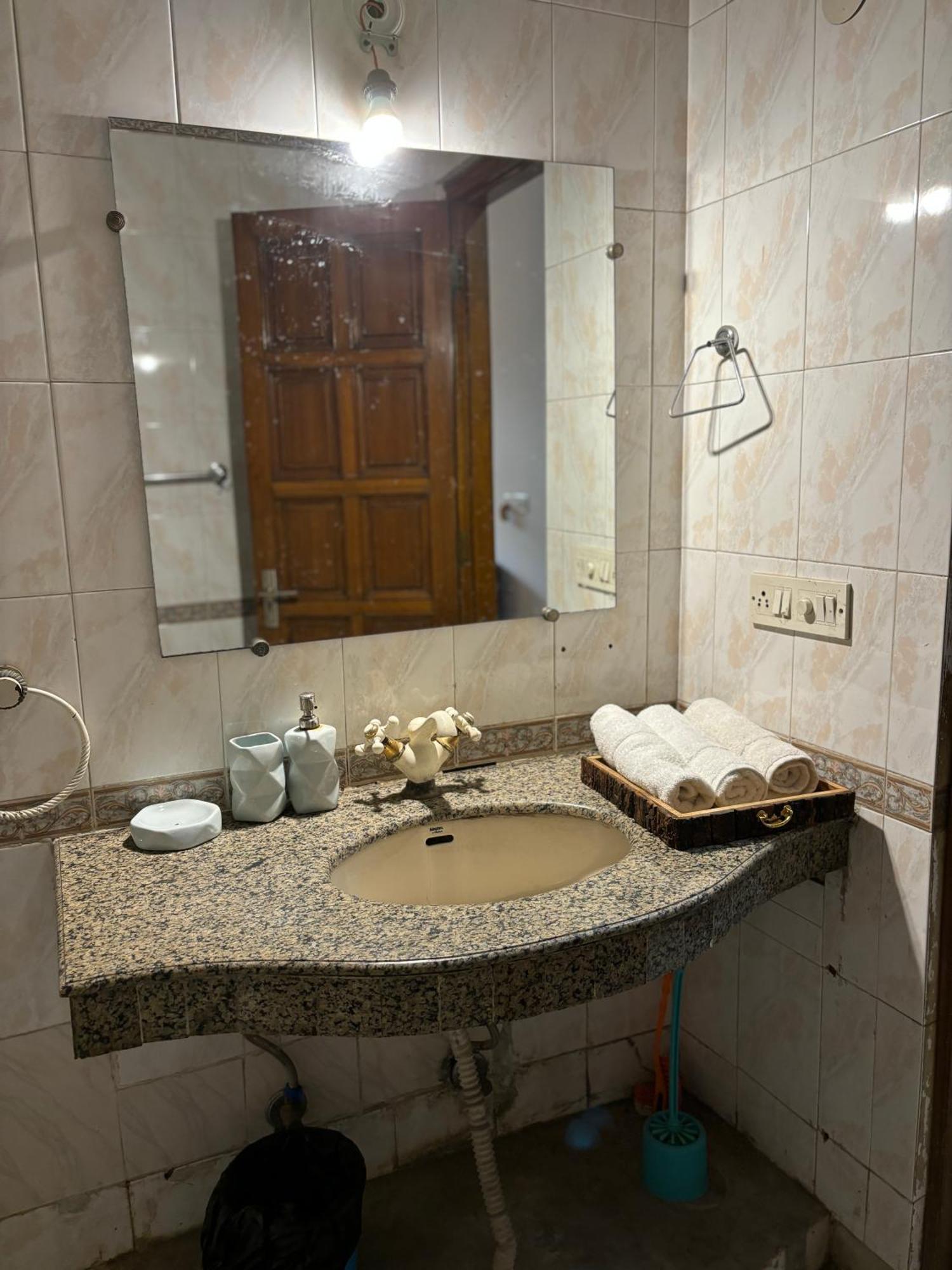 نيودلهي Atharva'S Homestay By Goaround Homes - Nehru Enclave Metro, South Delhi المظهر الخارجي الصورة
